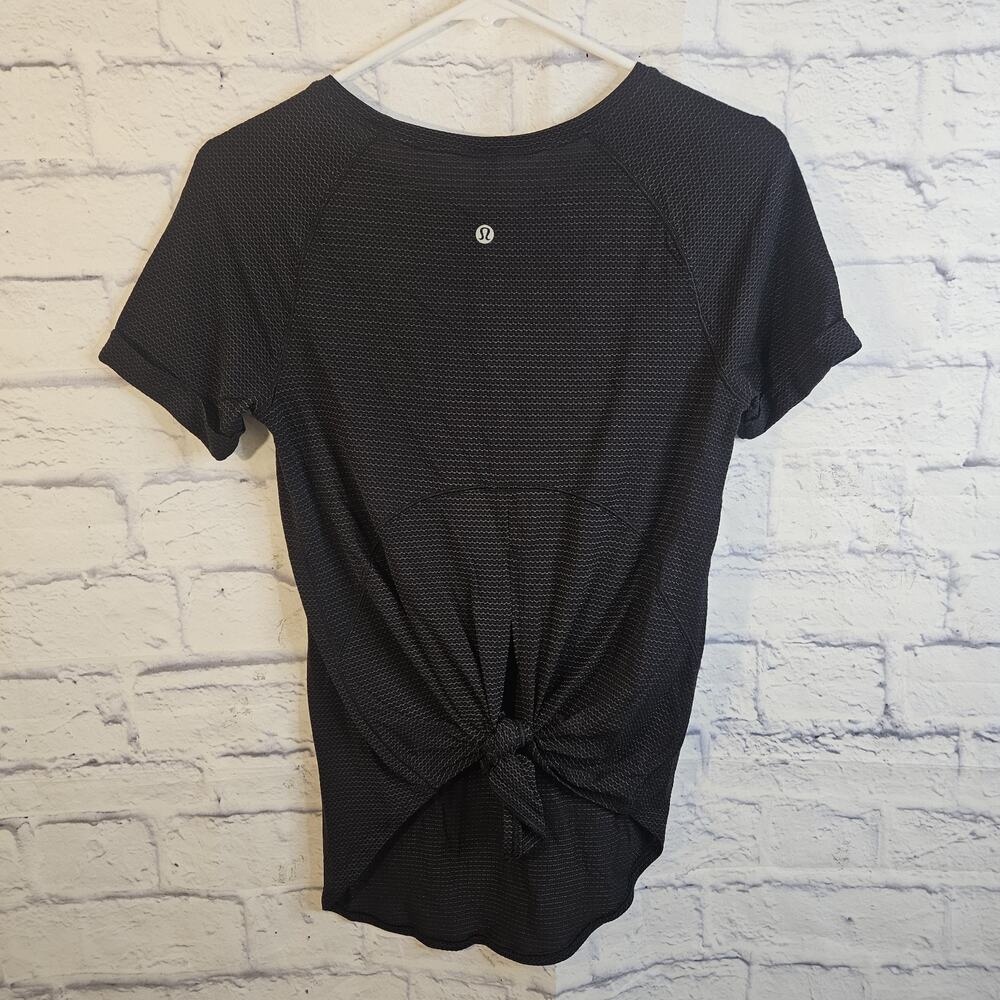 Lululemon Black/Gold Open Tie Back Shortsleeved Top Womens Sz 2 - Picture 3 of 6
